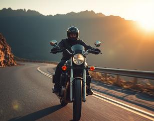Un Homme En Moto Sur Une Route De Montagne Au Soleil. La Moto Passe Un Virage. Donne Un Effet De Pellicule Cine Still Iso 400. Focale 60mm