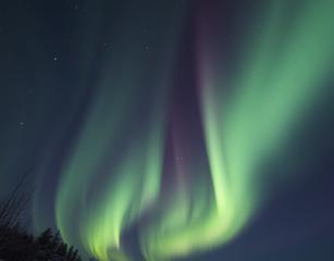 Aurora Sa Pogledom Na Puni Mesec  I Galaksiju